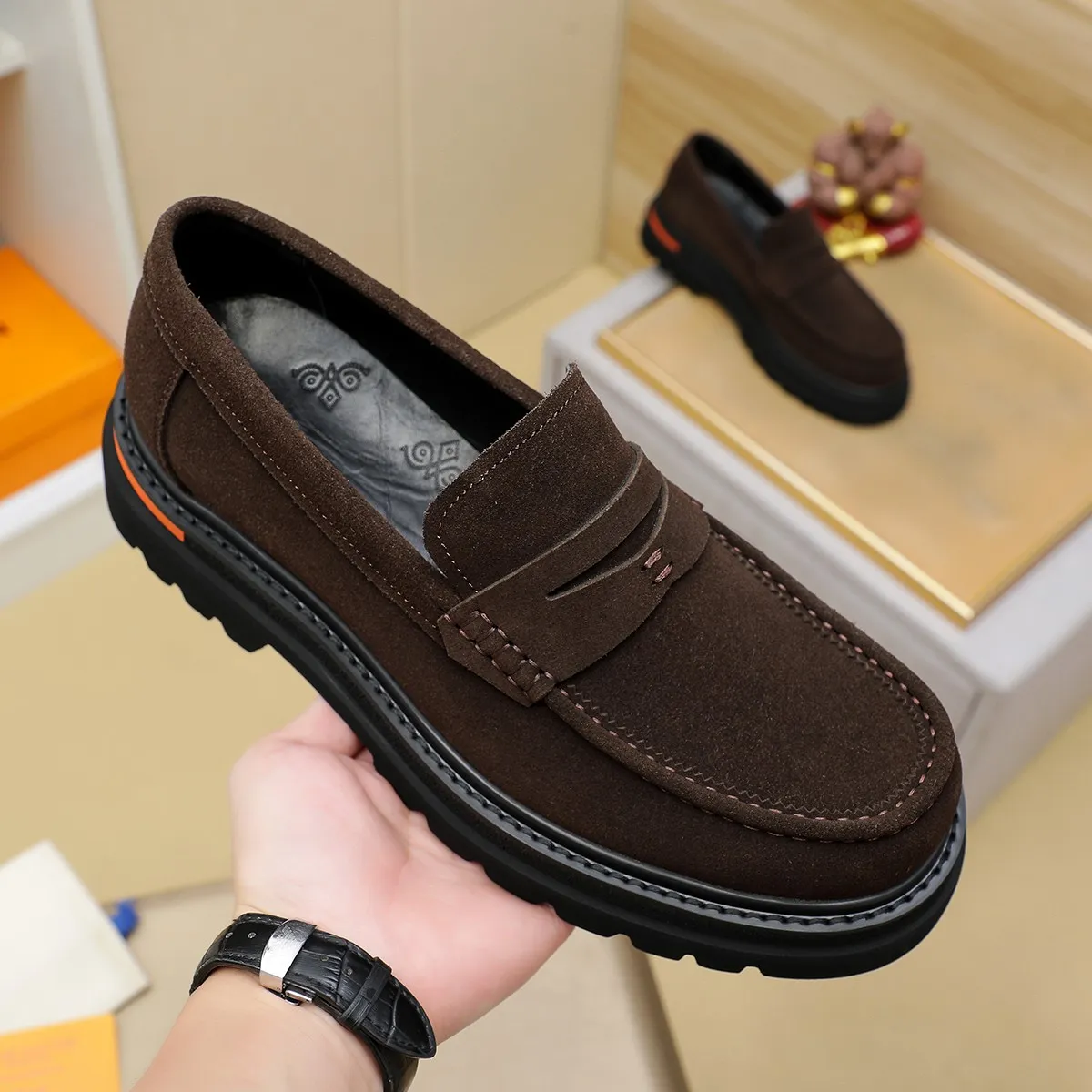 Men's shoes 💰660 💰 Louis Vuitton LV ® Autumn and Winter 🆕 models 🔛Full shoe counter First layer cowhide, 🐂Leather lined casual shoes for men, super soft outsole, essential for driving. Counter synchronization Original first layer cowhide Completely 1:1 mold customization 🌹Top version, 2 colors available! Number: 38-45 (37.46. Customized)